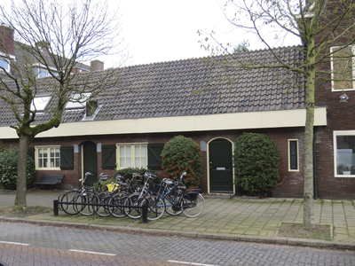 906717 Gezicht op de voorgevel van de huizen Jaffastraat 23-25 te Utrecht.